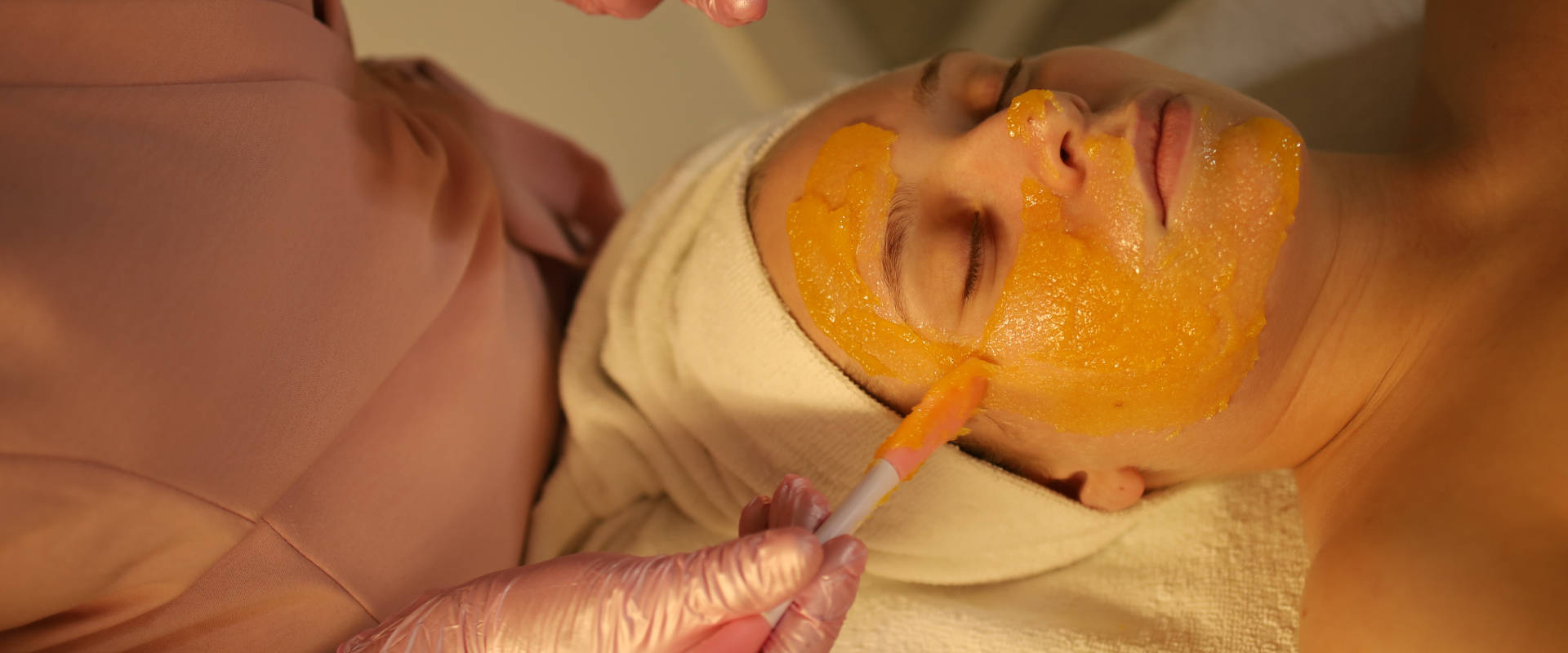 Trattamento di peeling viso effetto lifting e cura della pelle