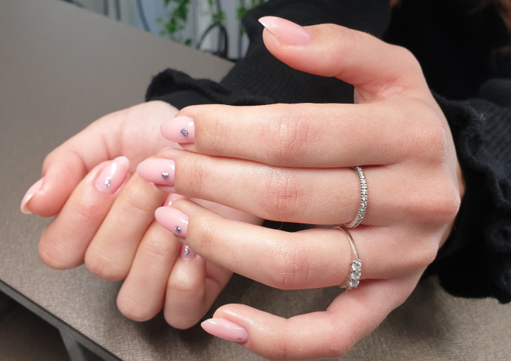 Manicure con gel e nail art con brillanti
