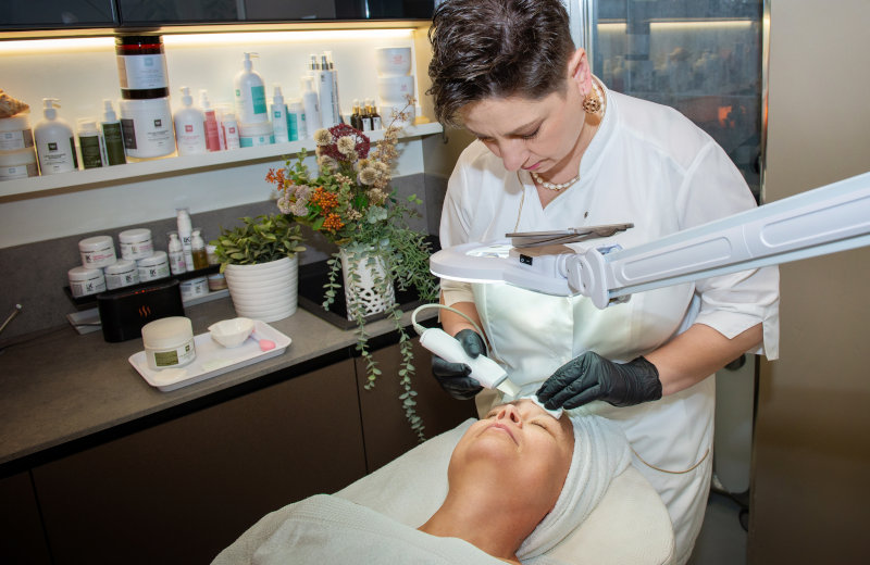 pulizia viso con radiofrequenza e ultrasuoni